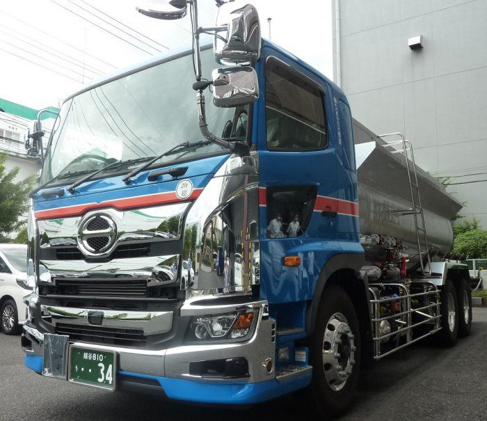 国内 新型大型トラック３メーカー揃い踏み 埼玉県越谷市の運送会社は吉川自動車運送 吉川自動車運送