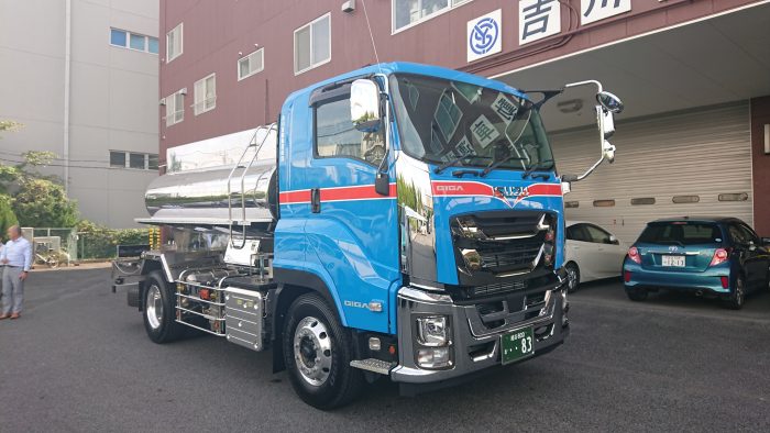 タンクローリー車の納車式 埼玉県越谷市の運送会社なら吉川自動車運送 吉川自動車運送